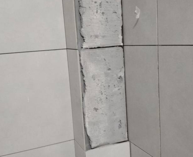 哈尔滨市瓷砖空鼓维修公司分享下瓷砖施工前基层浇水润湿程度不足，可能导致以下问题